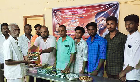 முதியவர்களுக்கு புத்தாடை, இனிப்பு மற்றும் இரவு உணவு வழங்கும் விழா நடைபெற்ற காட்சி.