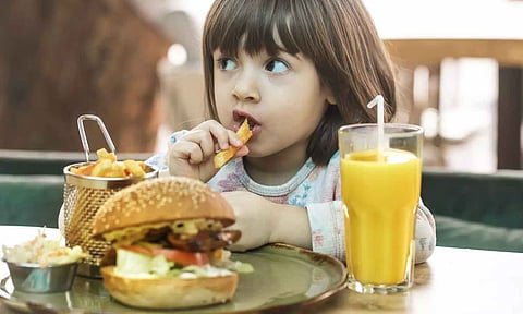 'ஜங் புட்' உணவுகள் குழந்தைகளுக்கு என்னென்ன தீமைகளை உண்டாக்கும்..?