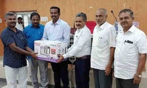 கூட்டுறவு சங்கங்களுக்கு பரிசளித்த காட்சி.