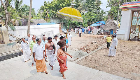 கும்பாபிஷேக திருப்பணிகளை தருமபுர ஆதீனம் பார்வையிட்டார்.