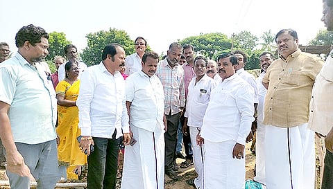 சாலை மேம்படுத்தும் பணியை நிவேதா முருகன் எம்.எல்.ஏ. மற்றும் அதிகாரிகள் பார்வையிட்டு ஆய்வு செய்தனர்.
