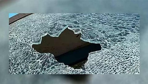 சின்னசேலம் அருகே  தனியார் பஸ்  கண்ணாடி உடைப்பு