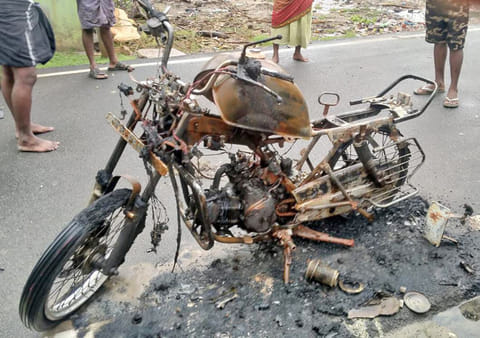தீ வைத்து எரிக்கப்பட்ட மோட்டார் சைக்கிளை படத்தில் காணலாம்.