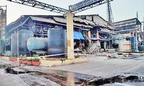 விபத்து ஏற்பட்ட ரசாயன ஆலையின் மேற்கூரை சேதமாகியிருக்கும் காட்சி.