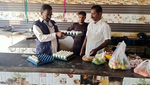 பரமத்திவேலூர் பகுதியில் செயல்பட்டு வரும் உணவகங்களில்  உணவு பாதுகாப்பு அதிகாரி திடீர் ஆய்வு மேற்கொண்டபோது எடுத்த படம்.