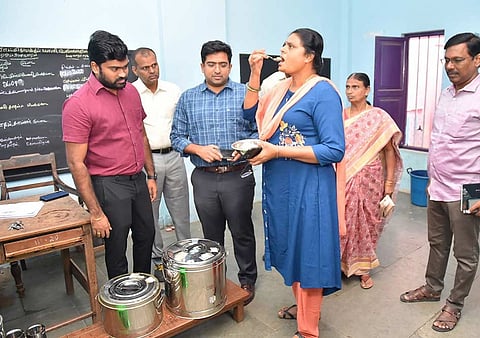 பெருமாள்புரம் மாநகராட்சி தொடக்கப்பள்ளியில் காலை உணவினை சாப்பிட்டு ஆய்வு செய்த கண்காணிப்பு அதிகாரி அபூர்வா.&nbsp;