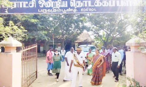 பள்ளி கட்டிடத்தை அதிகாரிகள் ஆய்வு செய்த காட்சி.