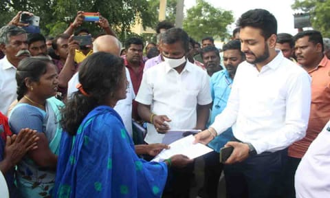 சப்-கலெக்டர்  ஸ்ரீஸ்ருதன் ஜெய் நாராயணனிடம் இச்சிப்பட்டி ஊராட்சிக்குட்பட்ட கிராமங்களைச் சேர்ந்த பொதுமக்கள் மனு அளித்த காட்சி.