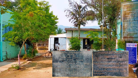 ஏத்தாப்பூரில் வெறிச்சோடி கிடக்கும் அரசு ஆரம்ப சுகாதார நிலையம். ஆங்கிலேயர் ஆட்சியில் ஏத்தாப்பூர் அரசு மருந்தகம் திறக்கப்பட்ட கல்வெட்டு. காமராஜர் திறந்து வைத்த பிரசவ விடுதியிலுள்ள கல்வெட்டு.