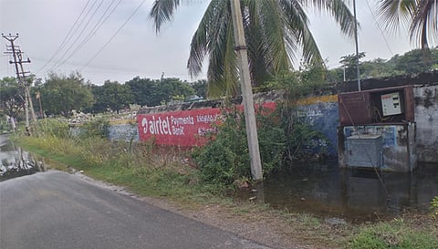 மின் கம்பத்தை சுற்றி தேங்கி நிற்கும் தண்ணீர்.