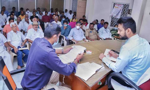 கோட்ட அளவிலான விவசாயிகளுக்கான மாதாந்திர குறைதீா் கூட்டம்   நடைபெற்ற காட்சி.