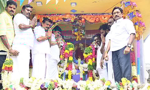 மருதுபாண்டியர்கள் சிலைகளுக்கு முன்னாள் அமைச்சர் கே.டி.ராஜேந்திரபாலாஜி மாலை அணிவித்து மரியாதை செலுத்தினார்.
