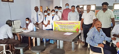 இலவச கண் பரிசோதனை நடைபெற்ற போது எடுத்த படம்.