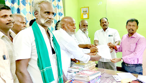 சீர்காழி தாசில்தாரிடம் மனு அளித்த திட்டு கிராம மக்கள்.