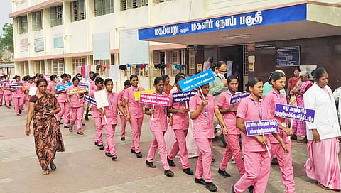 மார்பக புற்றுநோய் குறித்த விழிப்புணர்வு பேரணி நடந்த போது எடுத்த படம்.