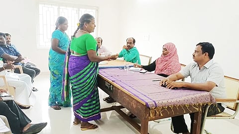 இச்சிப்புத்தூர் ஏரிக்கால்வாயை அகலப்படுத்த வேண்டும்