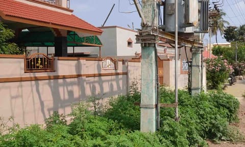 புதர்மண்டி கிடக்கும் முட்புதர்களை படத்தில் காணலாம்.&nbsp;