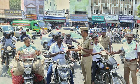 வாகன ஓட்டிகளுக்கு போலீசார் விழிப்புணர்வு நடத்திய காட்சி.&nbsp;