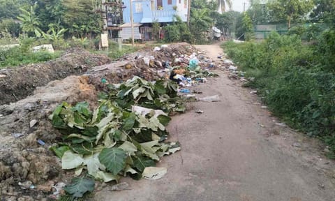 சாலையில் கொட்டப்பட்ட குப்பைகள்