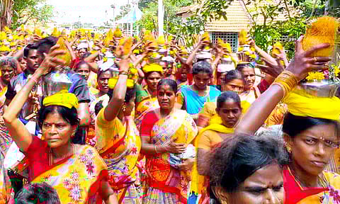 பெண்கள் பால்குடம் எடுத்து ஊர்வலமாக வந்தனர்.