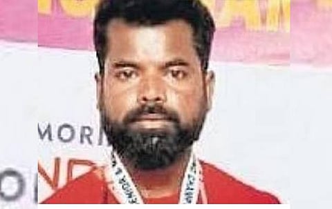 ஆந்திராவில் தேசிய வலுதூக்கும் போட்டியில் துப்புரவு பணியாளர் தங்கம் வென்று சாதனை