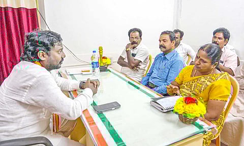 விஜய்வசந்த் எம்.பி. பொதுமக்களிடம் குறைகளை கேட்ட காட்சி.