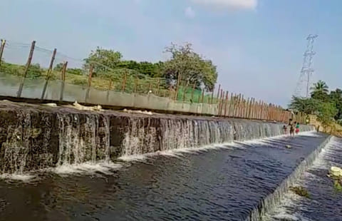 தொடர் மழையால் நிரம்பி மறுகால் பாயும் பொன்னமங்கலம் கண்மாய்.