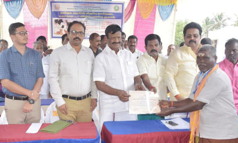 மோவூரில் கால்நடை சிறப்பு மருத்துவ முகாம்- அமைச்சர் சா.மு.நாசர் தொடங்கி வைத்தார்