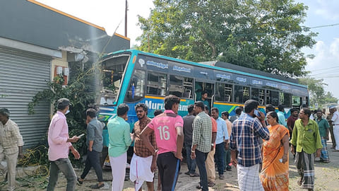 கடைக்குள் புகுந்த  பஸ்சை படத்தில் காணலாம்.&nbsp;