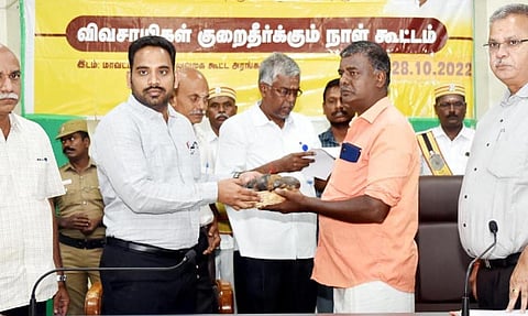 விவசாயிகள் குறைதீர்க்கும் கூட்டத்தில் பயனாளிகளுக்கு பனை விதைகளை கலெக்டர் மேகநாதரெட்டி வழங்கினார்.