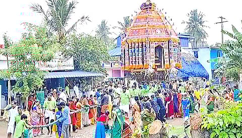 ‘அரோகரா’ கோஷம் முழங்க பக்தர்கள் தேரை வடம் பிடித்தனர்.