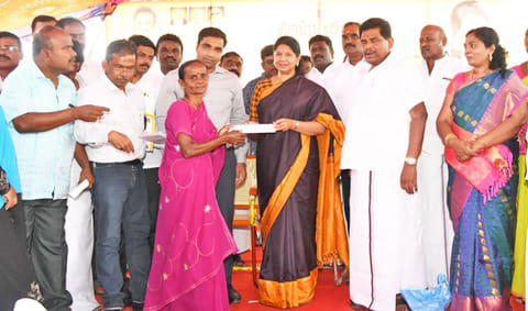 விழாவில் நலத்திட்ட உதவிகளை கனிமொழி எம்பி. வழங்கிய காட்சி. அருகில் அமைச்சர் அனிதா ராதாகிருஷ்ணன் உள்ளார்.