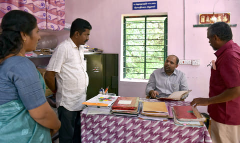 நில வருவாய்- கிராம நிர்வாக அலுவலகத்தில் கலெக்டர் ஆய்வு