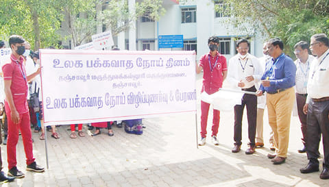 விழிப்புணர்வு பேரணியை மருத்துவ கல்லூரி முதல்வர் பாலாஜிநாதன் கொடியசைத்து தொடங்கி வைத்தார்.
