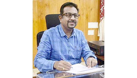 கலெக்டர் தினேஷ் பொன்ராஜ் ஆலிவர்.