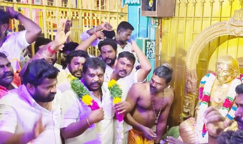 பசும்பொன் நினைவிடத்தில் உள்ள தேவர் சிலைக்கு கே.சி. திருமாறன் மாலை அணிவித்து மரியாதை செய்தார்.