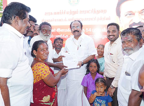 வீடுகட்டும் பணிகளுக்கு அமைச்சர் தங்கம் தென்னரசு அடிக்கல் நாட்டி ஒரு நரிக்குறவர் குடும்பத்திற்கு மாதாந்திர உதவித்தொகை பெறுவதற்கான ஆணையை வழங்கினார். அருகில் கலெக்டர் மேகநாதரெட்டி உள்ளார்.