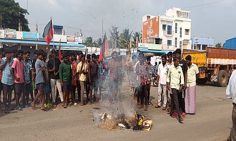 பண்ருட்டி அருகே பா.ஜ.க. தலைவர் உருவபொம்மையை எரித்த  தி.மு.க.வினர்