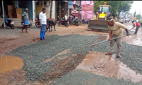 பண்ருட்டியில் சாலைசீரமைக்கப்படுவதை படத்தில் காணலாம்.&nbsp;