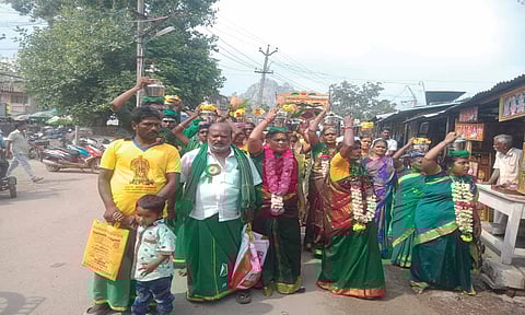 குன்னத்தூர் முருகர் கோவிலில் இன்று கந்த சஷ்டி விழாவை முன்னிட்டு ெபண்கள் பால்குட ஊர்வலம் சென்றபோது எடுத்த படம்.&nbsp;