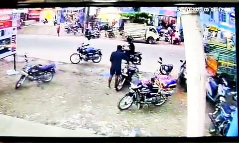 மோட்டார் சைக்கிள் திருடும் கும்பல் பற்றி கண்காணிப்பு காமிராவில் பதிவான காட்சியை படத்தில் காணலாம்.