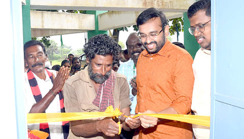 ஓய்வறையை கலெக்டர் அருண்தம்புராஜ் முன்னிலையில் தூய்மை பணியாளர் மாரிமுத்து திறந்து வைத்தார்.