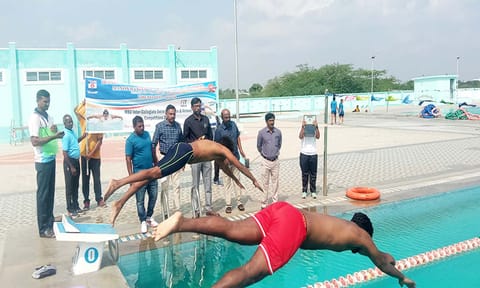 போட்டியில் பங்கேற்ற மாணவர்களை படத்தில் காணலாம்.