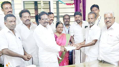 உயிரிழந்தவர் குடும்பத்திற்கு நிவாரணம் வழங்கிய பன்னீர்செல்வம் எம்.எல்.ஏ.