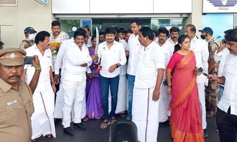 தேவர் ஜெயந்தி விழாவில் பங்கேற்க மதுரை வந்த உதயநிதி ஸ்டாலினுக்கு தொண்டர்கள் வரவேற்பு