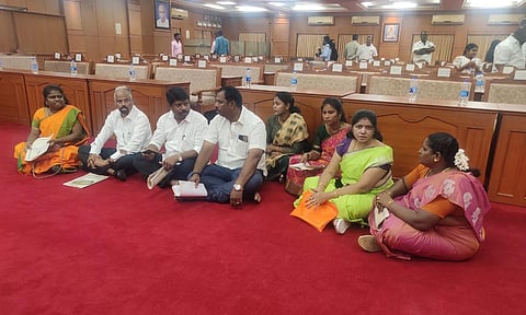 வேலூர் மாநகராட்சி கூட்டரங்கில் அ.தி.மு.க. கவுன்சிலர்கள் உள்ளிருப்பு போராட்டம்