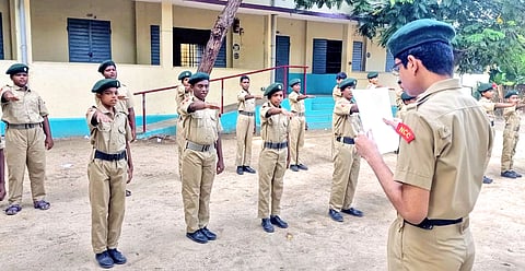 என்.சி.சி. மாணவர்கள் உறுதிமொழி ஏற்றபோது எடுத்த படம்.