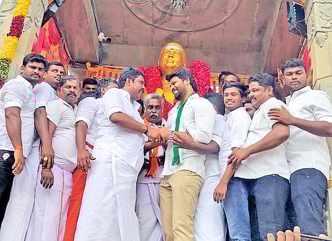 தேவர் சிலைக்கு மாலை அணிவித்த ஊர்வசி அமிர்தராஜ் எம்.எல்.ஏ.வை அகில இந்திய பார்வர்டு பிளாக் கட்சியின் மாநில இளைஞரணி தலைவர் ஸ்ரீவை சுரேஷ் தேவர் வரவேற்ற காட்சி.