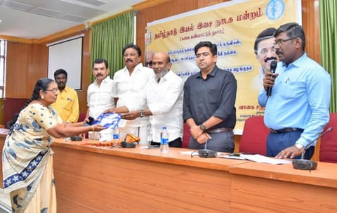 கலைஞர்களுக்கு நலத்திட்ட உதவிகளை வாகை சந்திரசேகர் வழங்கிய காட்சி. அருகில் கலெக்டர் விஷ்ணு, அப்துல்வகாப் எம்.எல்.ஏ., மேயர் சரவணன்.