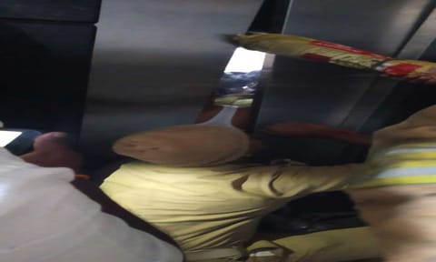தீயணைக்கும் படை வீரர்கள் மீட்ட காட்சி